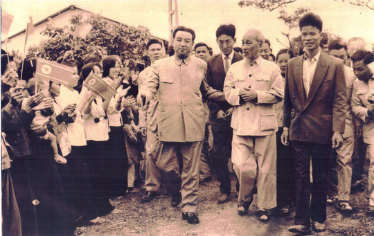 dang sau buc anh 1