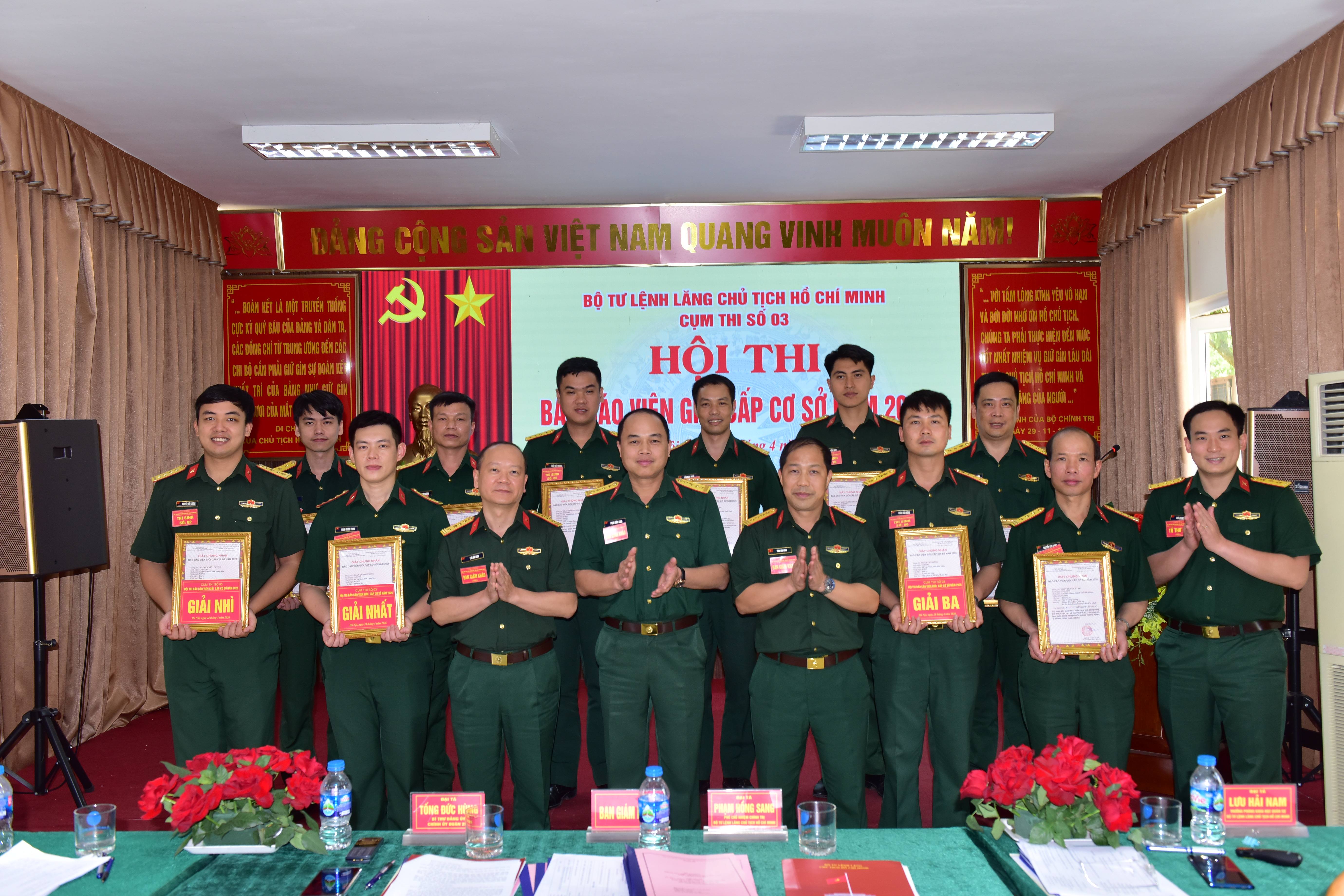 Trao thưởng 1