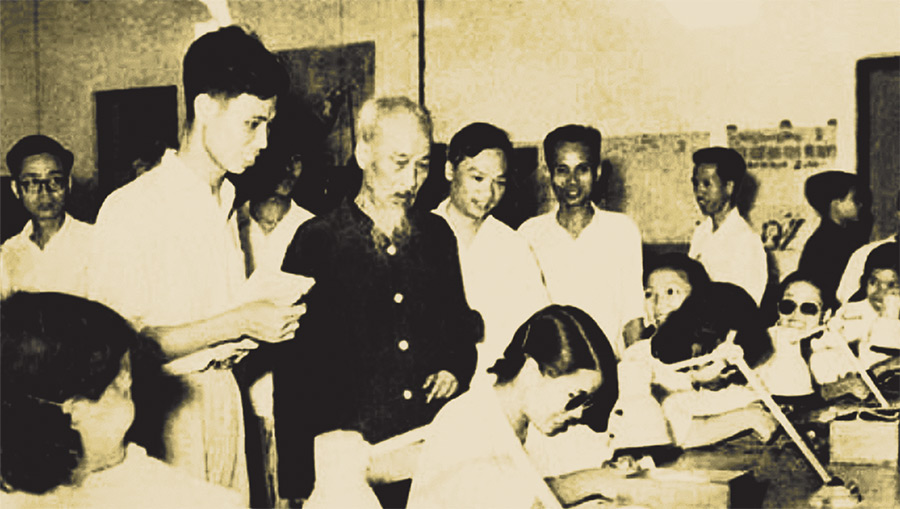 Bac Ho tham phan xuong bong den Rang Dong