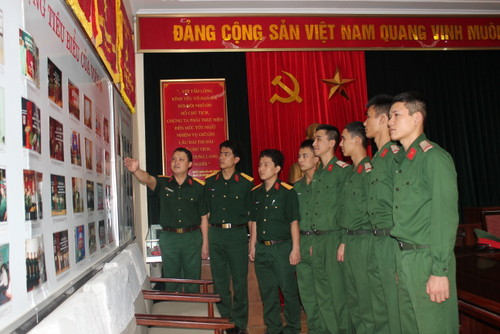 Tổ chức tham quan phòng truyền thống của Viện