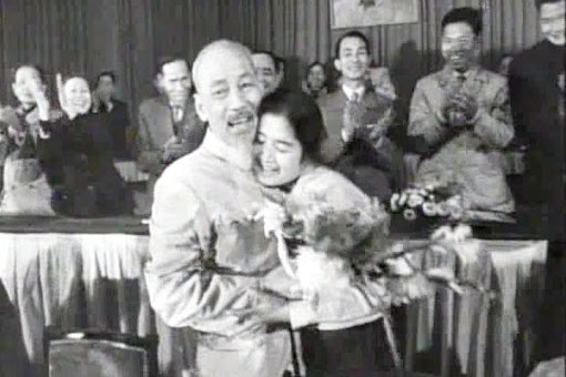 nghe sy nhan dan tra giang va buc anh ky niem voi bac  anh