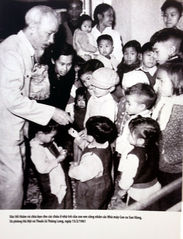 anh 14 Bh voi cac chau o nha may cao su sao vang