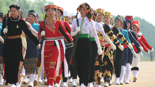 Các dân tộc bình đẳng đoàn kết tôn trọng và giúp đỡ nhau cùng phát triển