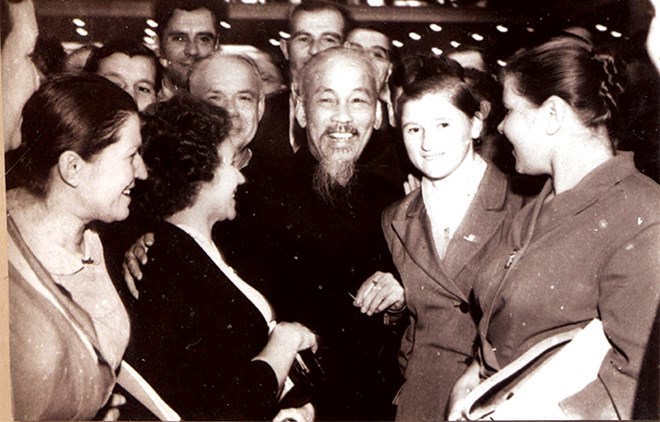 Chu tich Ho Chi Minh voi hoa binh hop tac va dan chu