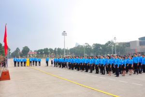 Đoàn đại biểu Hội Liên hiệp thanh niên Việt Nam thành phố Hà Nội báo công dâng Bác