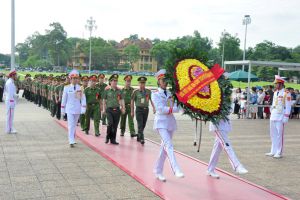 Đoàn đại biểu học viên tiêu biểu  trong các trường Công an nhân dân báo công dâng Bác