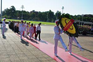 Đoàn đại biểu Người có công với cách mạng tiêu biểu tỉnh Cà Mau dâng hoa và vào Lăng viếng Bác