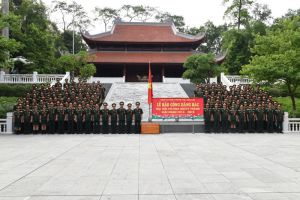 Binh chủng Thông tin liên lạc dâng hương tưởng niệm Bác tại Khu Di tích K9