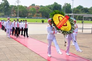 Đoàn đại biểu Đảng bộ phường Trung Văn, quận Nam Từ Liêm, thành phố Hà Nội báo công dâng Bác
