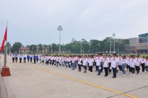 Đoàn đại biểu cháu ngoan Bác Hồ thành phố Ninh Bình  báo công dâng Bác