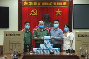 Trung đoàn 375 tiếp nhận 25.000 khẩu trang y tế do  Công ty TNHH Thương mại và xuất nhập khẩu Hưng Phát trao tặng