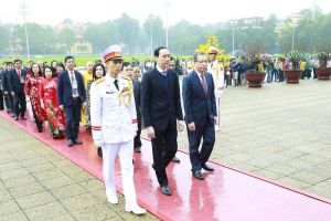 Đoàn kiều bào tiêu biểu dự Xuân Quê hương 2020 vào Lăng viếng Bác và đặt hoa tưởng niệm các Anh hùng liệt sỹ
