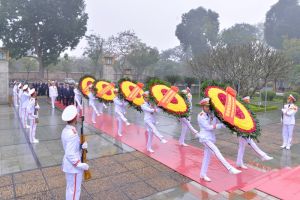 Đoàn đại biểu Lãnh đạo Đảng, Nhà nước, Chính phủ, Quốc hội, Ủy ban Trung ương Mặt trận Tổ quốc Việt Nam dâng hoa, vào Lăng viếng Chủ tịch Hồ Chí Minh và tưởng niệm các Anh hùng liệt sỹ