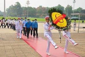 Đoàn đại biểu Liên đoàn Lao động tỉnh Hà Nam báo công dâng Bác