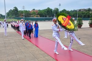Đoàn đại biểu dự Đại hội Cháu ngoan Bác Hồ tỉnh Nghệ An lần thứ XII, năm 2020 báo công dâng Bác