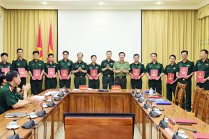 Công bố và trao quyết định thăng quân hàm, nâng lương cán bộ đợt 3 năm 2020