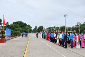 Tổng Liên đoàn Lao động Việt Nam báo công dâng Bác