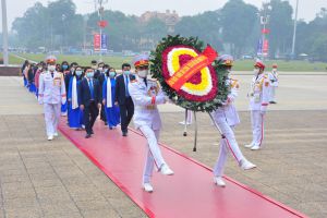 Đoàn cán bộ, công nhân viên tiêu biểu Tổng Công ty May 10 báo công dâng Bác
