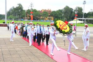Đoàn đại biểu người có công với cách mạng tỉnh Vĩnh Long vào Lăng viếng Chủ tịch Hồ Chí Minh