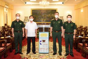 Trao tặng máy phun dung dịch sát khuẩn tay tự động phòng, chống dịch Covid-19 cho Tỉnh ủy Nghệ An