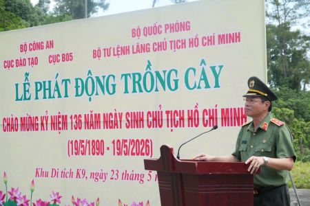 Đoàn đại biểu Cục Đào tạo và Cục B05 (Bộ Công an) dâng hương tưởng niệm Chủ tịch Hồ Chí Minh