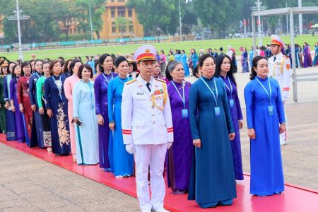 Đoàn đại biểu dự Đại hội đại biểu Phụ nữ toàn quốc lần thứ XIV,  nhiệm kỳ 2026 - 2031 vào Lăng viếng Chủ tịch Hồ Chí Minh