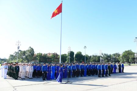 Đoàn đại biểu dự Đại hội Đoàn TNCS Hồ Chí Minh toàn quốc lần thứ XIII báo công dâng Bác
