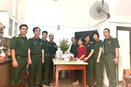 Phòng Khoa học quân sự thăm, tặng quà thân nhân cán bộ, nhân viên