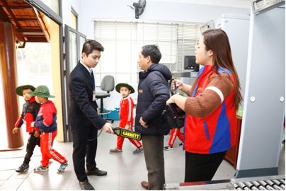 Hiện nay, đồng bào và khách quốc tế vào Lăng viếng Bác và tham quan khu vực phải thực hiện kiểm tra an ninh tại các điểm kiểm tra nào?