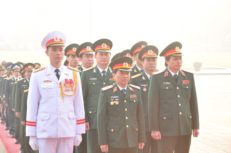 3. a. Các đại biểu và các học viên vào Lăng viếng Bác